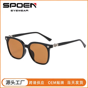 Gafas de sol cuadradas con montura completa, color negro, gris, UV400, protección solar retro para mujer, para adultos - Product Image 3