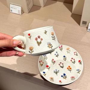 Ensemble de tasses à <span class=keywords><strong>café</strong></span> en céramique durable avec incrustation dorée florale et texture en relief pour le service de boissons dans les cafés et les restaurants - Product Image 2