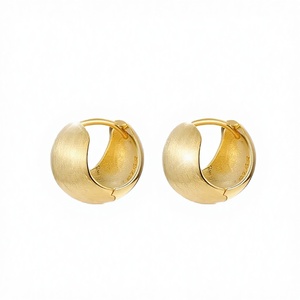 Boucles d'oreilles créoles fines texturées bicolores en zircon brillant doré, style bohème, pour femme, tendance et minimalistes - Product Image 2