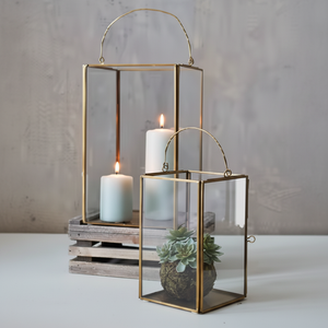 ตะเกียงเทียนทรงสี่เหลี่ยมพิมพ์ตัวอักษรแบบ Letterpress ทำจากโลหะคุณภาพสูงเคลือบเงาสีเงิน งานฝีมืออินเดีย สำหรับตกแต่งบ้าน - Product Image 1