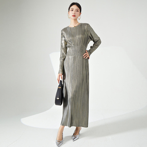 Ropa de Mujer al por Mayor, Vestido Maxi Casual para Mujer, Vestido Plisado Metálico Brillante con Cintura Fruncida, Vestido Plisado Miyake que Estiliza la Figura - Product Image 3
