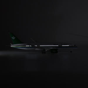 Modelo de Avión de Resina Boeing 787-10 de Saudi <span class=keywords><strong>Arabian</strong></span> <span class=keywords><strong>Airlines</strong></span> a Escala 1/145 de 47 cm con Luces LED y Tren de Aterrizaje - Product Image 4