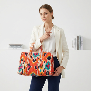 Sac à bandoulière pour femme en coton ethnique fait main, sac fourre-tout indien matelassé avec fermeture éclair, durable et léger pour les courses - Product Image 1