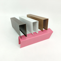 Sistema de Techo Suspendido Decorativo Personalizable con Perfil Metálico Lineal en Forma de U, Textura de Madera y Revestimiento de Aluminio