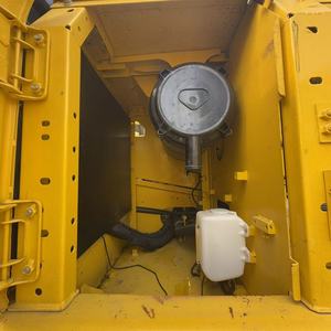 Excavatrice hydraulique Komatsu PC200 d'occasion, 20 tonnes, de taille moyenne, avec godet pour le terrassement et le creusement - Product Image 6