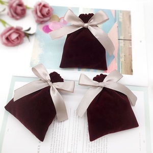 Sac en velours super doux de couleur marron avec logo personnalisé, vente en gros, sac d'emballage de bijoux en velours de luxe de haute qualité - Product Image 5