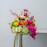 Centro de Mesa de Flores Artificiales en Tonos Terracota, Naranja, Verde y Rosa, con Rosas de Seda, Hortensias y Anturios, Decoración Floral para Bodas y Eventos