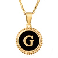 Vente en gros de bijoux en acier inoxydable, collier à breloques avec lettre initiale en A-Z, collier rond en coquillage noir de l'alphabet pour femmes