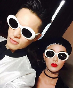 Occhiali da sole bianchi retrò ovali per Unisex Kurt Cobain con struttura spessa Logo personalizzato su lente alla moda montatura in metallo nero o rosso - Product Image 5