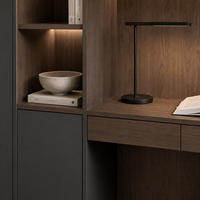Armoires de bureau avec portes en charbon de bois, bureau en bois fumé et rangement sur toute la hauteur