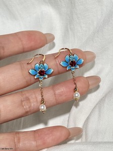 Pendientes de Plata 925 UM Jewelry con Rubí Rojo Cultivado en Laboratorio, Diseño de Flor de Loto, para Uso Diario, Celebraciones o Regalo, Unisex - Product Image 2