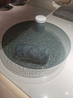 Table basse en verre trempé avec base cylindrique en marbre blanc