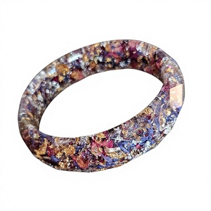 Brazalete de Resina Hecho a Mano, Forma Redonda, con Puntos Dorados y Morados, Joyería Coleccionable Artística, Técnica de Fundición - Product Image 4