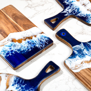 Planche à découper de luxe en bois d'acacia et résine époxy, thème Océan et Plage, taille personnalisée avec poignée, pour hacher et servir le fromage - Product Image 4