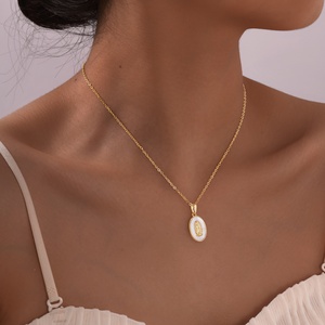 Ovale Medaillon-Halskette aus Edelstahl 316L für Damen mit Perlmutt-Inlay Jungfrau Maria Anhänger Religiöser Schmuck - Product Image 3