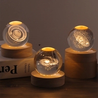 Lampe boule de cristal 3D avec base en bois, veilleuse LED 8cm 10cm pour décoration de chambre, éclairage d'ambiance Galaxie Lune, cadeau