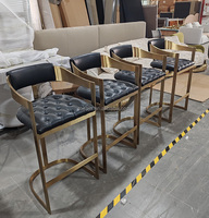Tabouret de bar à dossier en forme de T au design de luxe Tabouret de bar à bras coniques en acier inoxydable doré haut de gamme Chaises de bar en cuir pour café d'hôtel