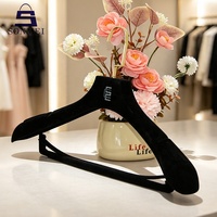 Cintre en velours floqué de luxe avec logo doré personnalisé et crochet pivotant pour costumes et manteaux