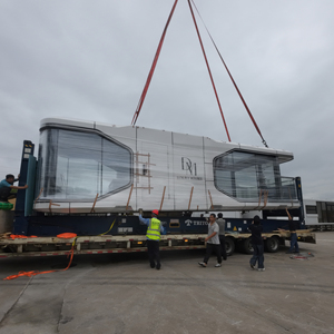 Garaje prefabricado + Estudio: Coche de estacionamiento debajo, espacio vivo/de trabajo arriba, fácil de reubicar al trasladar Villa modular prefabricada moderna - Product Image 1