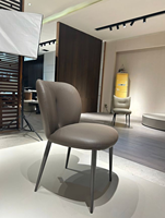 Conçu avec des lignes en forme de coquille. Matériau en éponge haute densité et hautement élastique. Couleur marron. Chaise de salon.