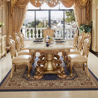 Table à manger élégante d'inspiration baroque, cadre sculpté doré, plateau en marbre, parfaite pour les banquets à domicile haut de gamme ou les événements formels