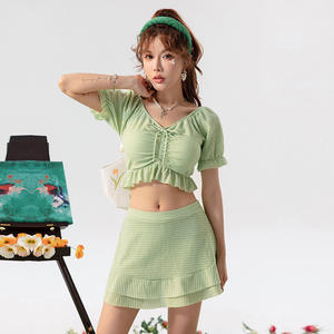 Ensemble de maillot de bain deux pièces vert clair pour femmes, maillot de bain conservateur à col en V pour les vacances d'été - Product Image 1