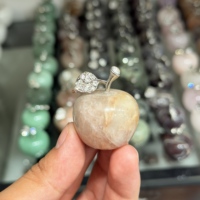 Groothandel Gemengde Natuurlijke Edelsteen Appel Beeldje Ingelegd Diamant Metalen Blad Kristal Fruit Sculptuur Ruwe Steen Feng Shui Vrede