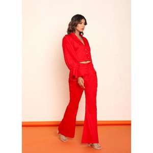 Conjunto de Blazer Rojo Intenso y Pantalón Bootcut para Mujer, Conjunto de Dos Piezas Elegante con Corte Entallado y Estilo Moderno - Product Image 3