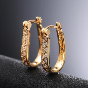 Boucles d'oreilles créoles en or 18 carats Zam Chanya avec diamants ronds taille brillant sertis en canal, design géométrique, bijoux de luxe pour femmes - Product Image 3