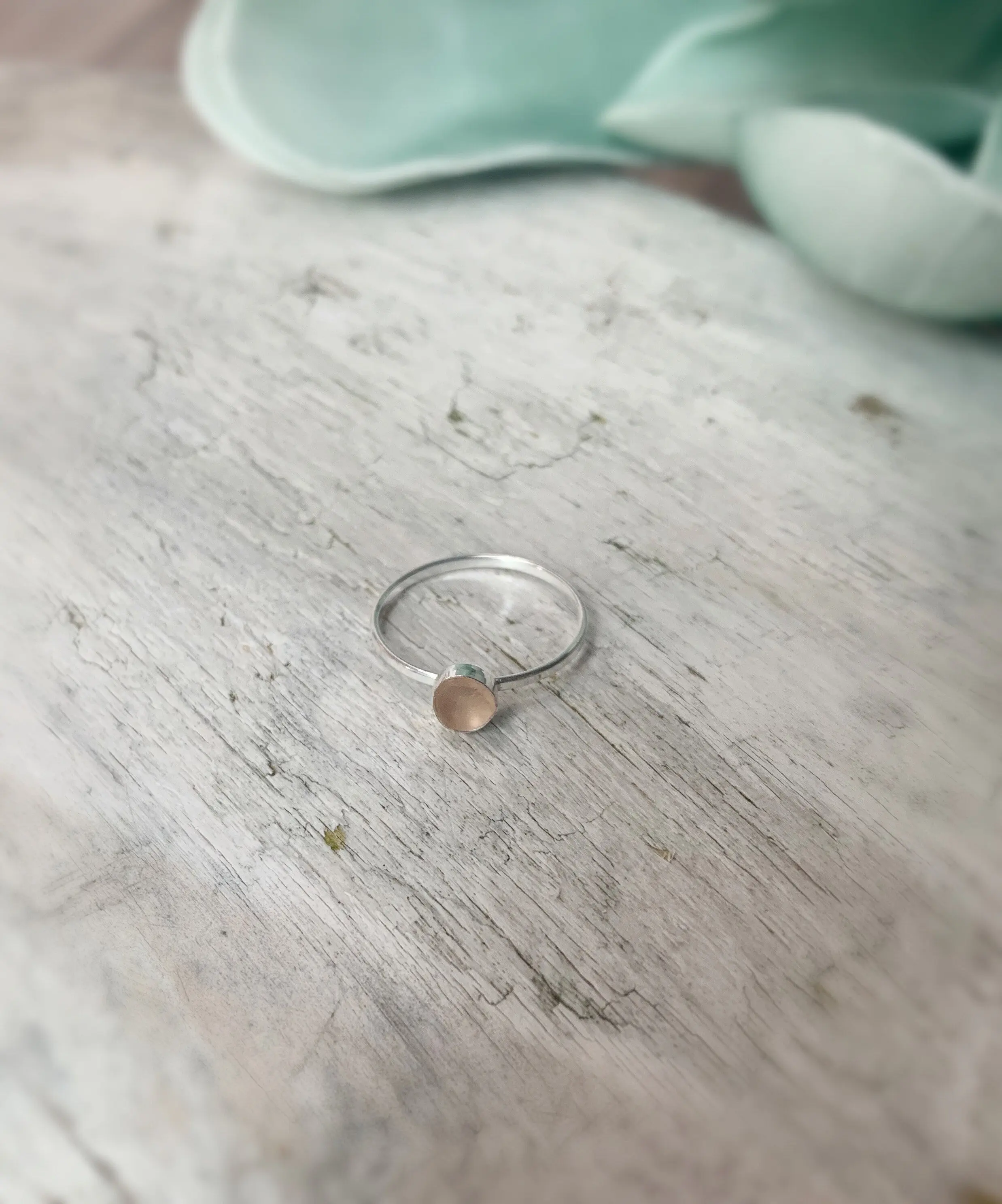 Cincin kaca laut dengan pengaturan Bezel kaca laut merah muda langka ditemukan di Pulau Vancouver perhiasan buatan tangan