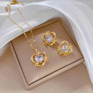 Parure de bijoux de luxe léger en acier inoxydable plaqué or 18 carats avec micro-incrustations de zircone, comprenant un collier et des boucles d'oreilles à pendentifs Cœur et Fleur - Product Image 1