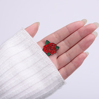 Großhandel Metall-Anstecknadeln Niedliche Rote Rosen-Broschen Souvenir Emaille-Pins Mädchen-Dekorationsabzeichen für Kleidung auf Lager