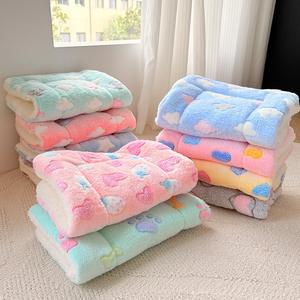 Kalınlaştırılmış Sıcak Kadife Yazlık Evcil Hayvan Yatağı Kulübesi Uyku Matı Kediler Köpekler için Seyahat Dostu Dikdörtgen Kalpler Bulutlar Desenli - Product Image 6