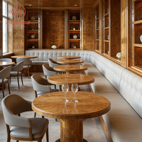 Ensemble de mobilier de restaurant moderne et luxueux aux tons chauds, tables rondes en bois massif et banquettes en cuir gris pour café