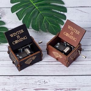 Boîte à musique créative Sky City Boîte à musique vintage en bois à manivelle pour enfants, cadeau d'anniversaire gratuit - Product Image 4