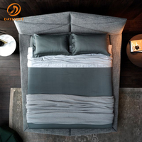 Lit plateforme géométrique moderne, lit avec tête de lit inclinée rembourrée en tissu texturé pour chambre à coucher et maison contemporaine