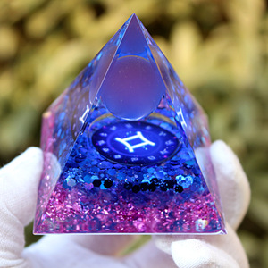 Pyramide en résine de cristal Gemini, ornement de bureau à domicile, décoration Feng Shui, cadeau - Product Image 4