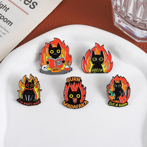 Broche en métal en forme d'animal mignon, flamme <span class=keywords><strong>de</strong></span> feu, lecture <span class=keywords><strong>de</strong></span> <span class=keywords><strong>livre</strong></span>, chat noir en émail, épingle à revers pour la vente en gros - Product Image 2