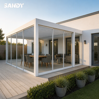 Pergola en aluminium pour usage commercial avec toit à lames orientables et éclairage LED