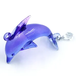 Стеклянные фигурки дельфинов