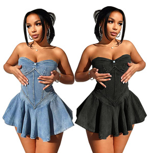Robe mini plissée sans manches en jean délavé pour femme, taille haute, coupe trapèze, dos nu, style bustier ajusté, idéale pour l'été - Product Image 1