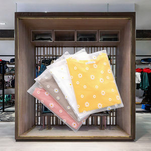 Sacs en plastique PE de haute qualité pour t-shirts avec fermeture éclair coulissante, parfaits pour les chaussettes, imprimés en gravure, fabriqués à partir de matériaux recyclés - Product Image 3