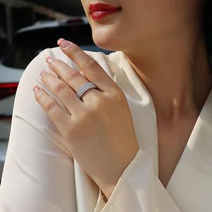 Bague solitaire minimaliste en argent avec perle, diamants latéraux taille brillant, certifiée IGI, design de luxe pour femme, idéale pour le quotidien ou comme cadeau - Product Image 3