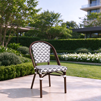 Chaise d'extérieur au design moderne avec structure en aluminium et rotin pour salle à manger dans un jardin, restaurant, café ou appartement