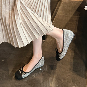 039-11 <span class=keywords><strong>Scarpe</strong></span> Basse Glitterate Lucide all'Ingrosso, Punta Tonda, Tacco Basso, Logo Personalizzato, in PU <span class=keywords><strong>Argento</strong></span>, Stile Principessa con Punta Quadrata, Slip-On - Product Image 3