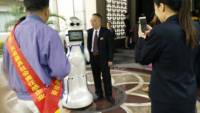 Ofrece una variedad de configuraciones de robots de servicio de felicitación inteligente humanoide