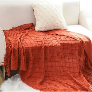 Plaid tricoté à motif losanges rouges avec pompons, doux et confortable, pour lit, canapé et salon - Product Image 3