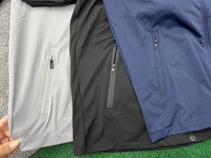 Ensemble de survêtement de sport pour homme personnalisé avec veste coupe-vent zippée et pantalon de jogging deux pièces - Product Image 4