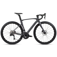 Vélo de route entièrement en carbone 700C 24 vitesses 105 R7120 Freins à disque hydrauliques Guidon en carbone aérodynamique Roues en alliage 38 mm Axe traversant T47 Léger 8,7 kg