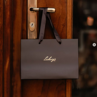 Sac shopping en papier brun mat personnalisé avec logo en relief, poignée en ruban satiné noir, emballage cadeau de luxe pour boutique
